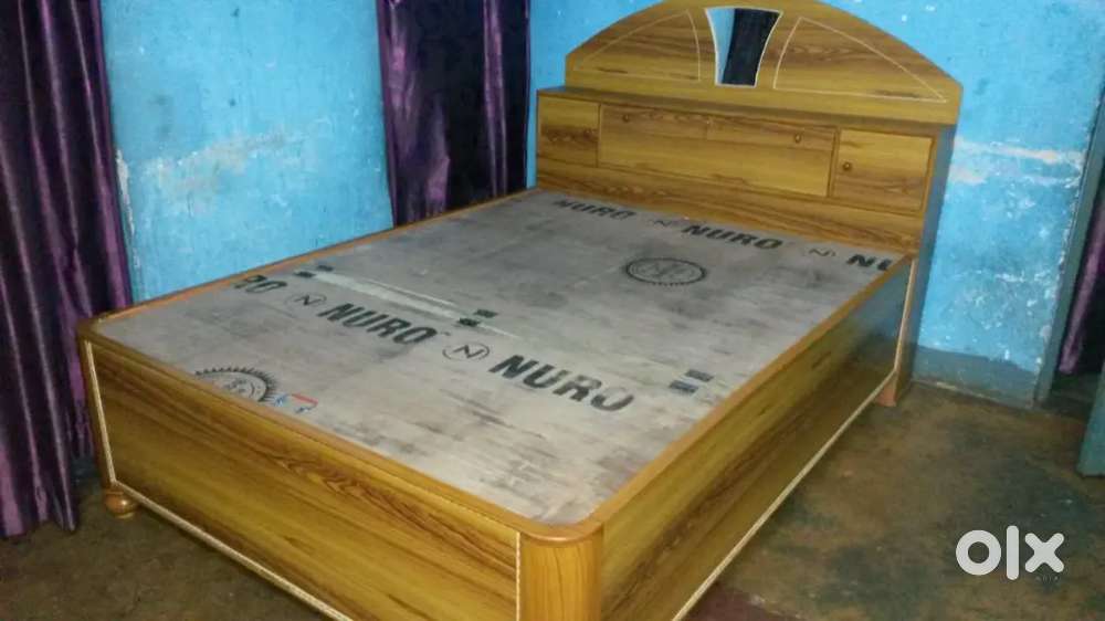 Head Box bed having size 5/6.5.