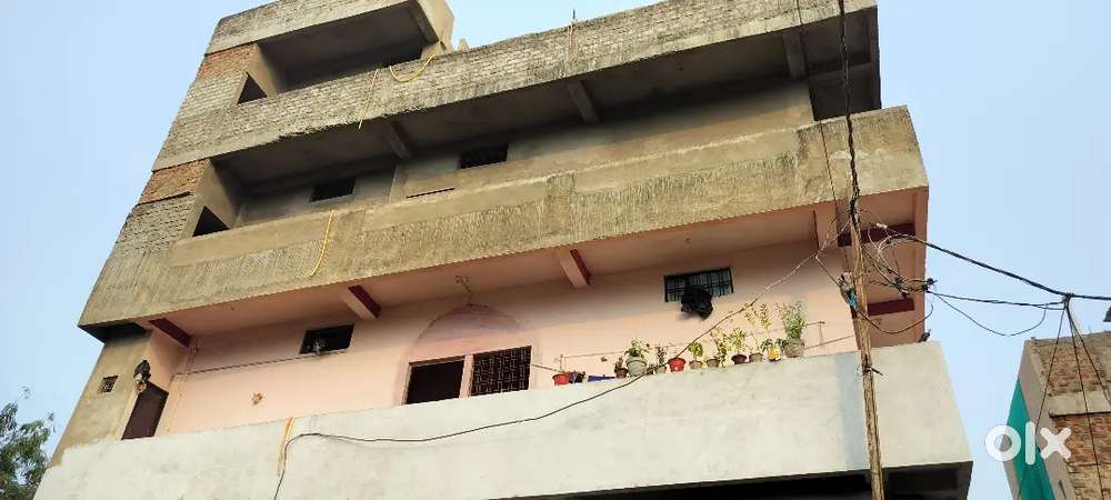 40/18ka ghar hai 4 flour tak bana hai koi dikkat nhi hai ..