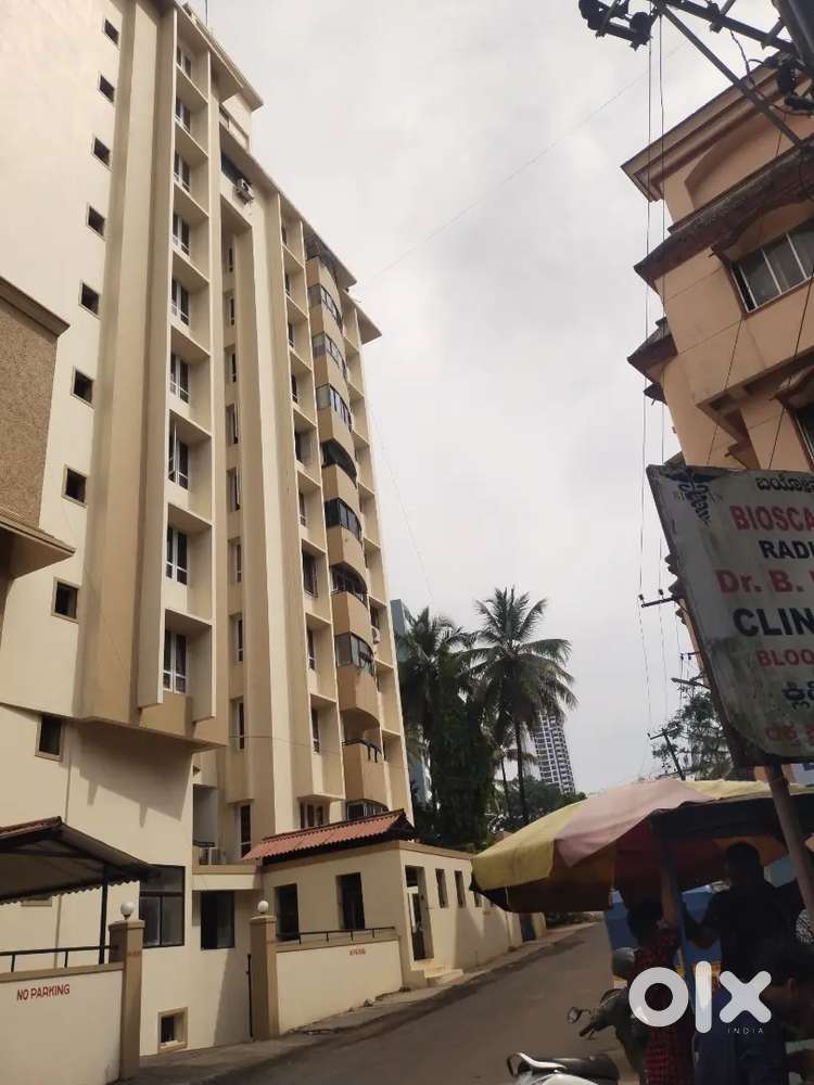 3bhk Semi furnished flat rent near Kadri main road