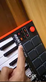 Akai MPK Mini Midi Keyboard+ Professional Samson Studio Monitors Pair