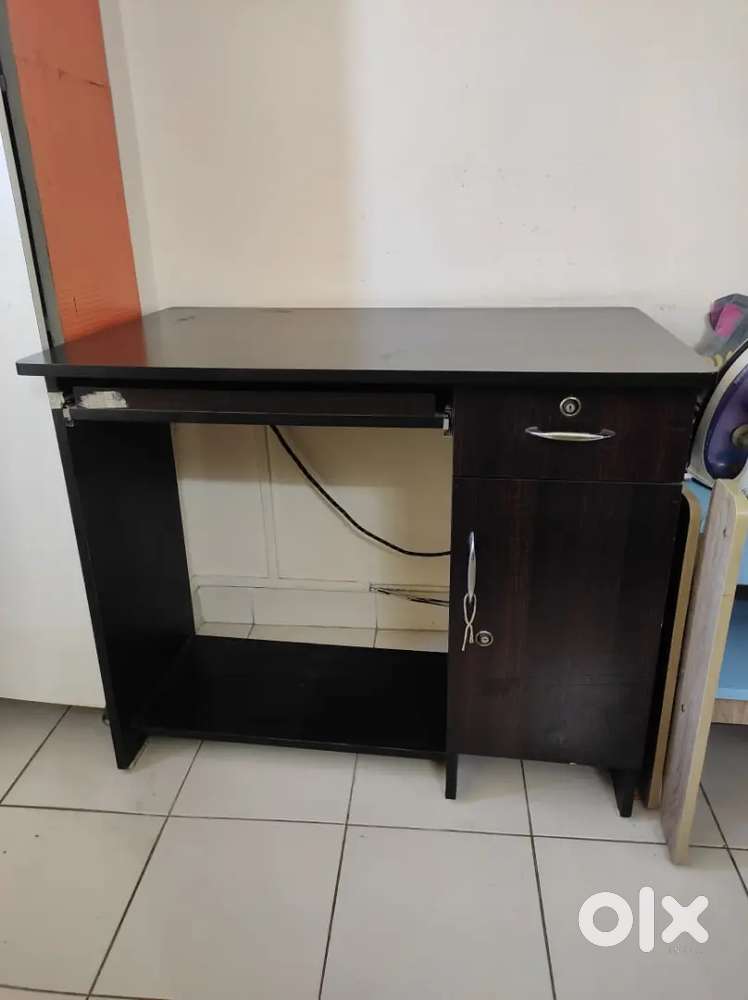 Computer cum study table in perfectly good condition