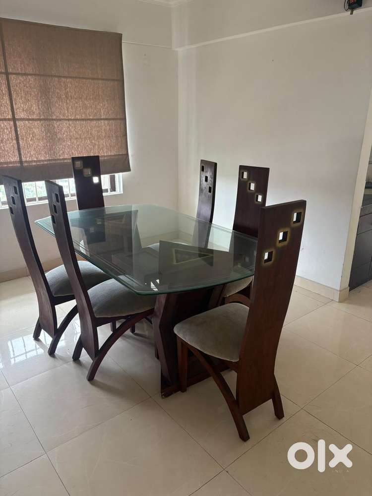 Dining table and chairs in oerfwxt condition