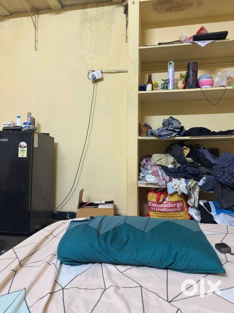 I am male looking for only one female roomate
