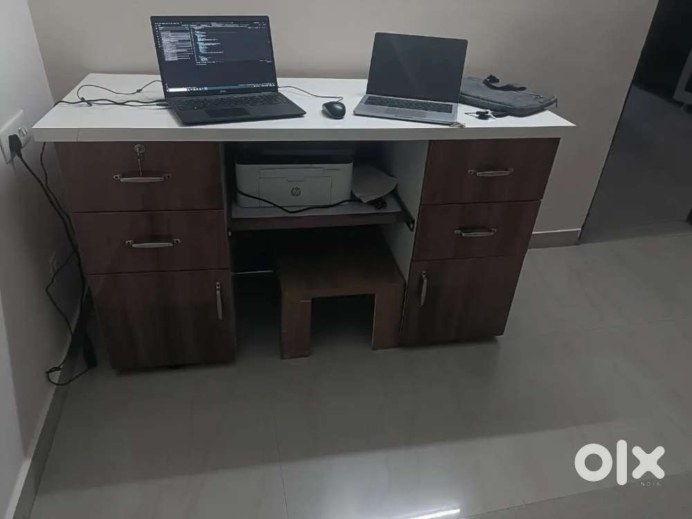 Computer table