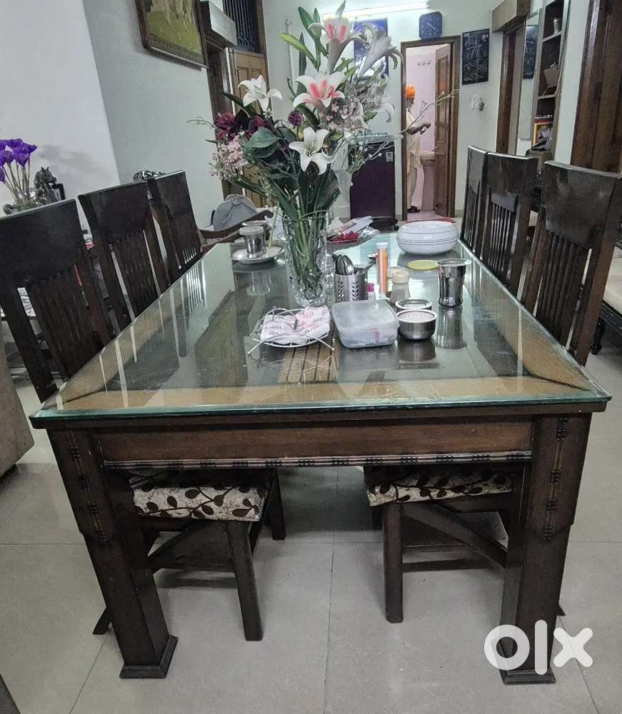 Dining Table & 6 Chairs.