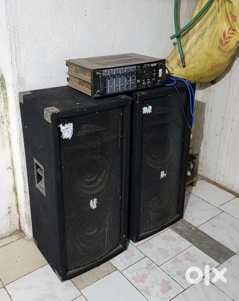 Vintage Boss Audio Amplifier with Dual Speaker Setup