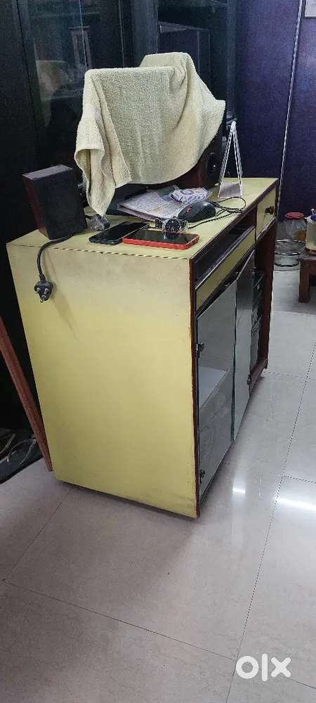 Computer table of plywood makes