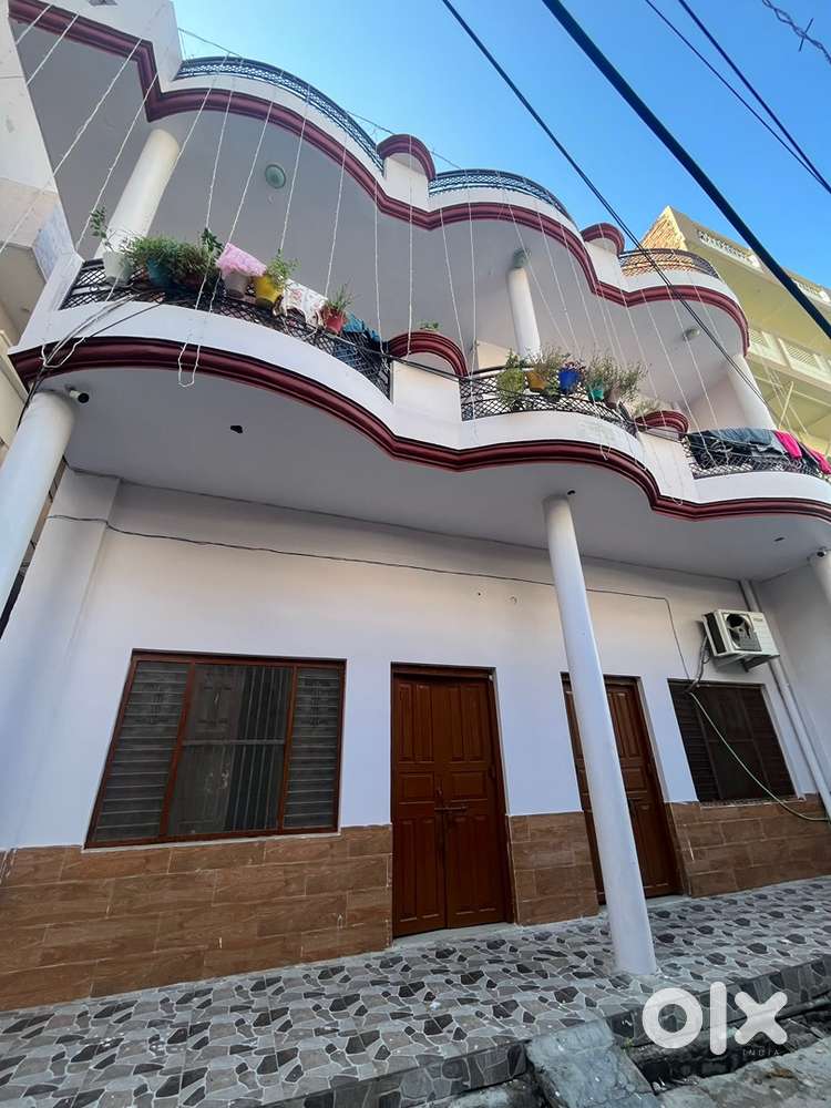 2BHK flat available in Alambagh for ₹15000 (Slightly negotiable).