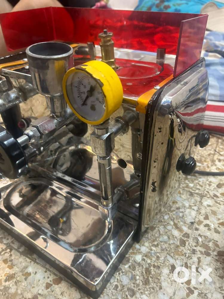 Espresso coffee machine with utensils