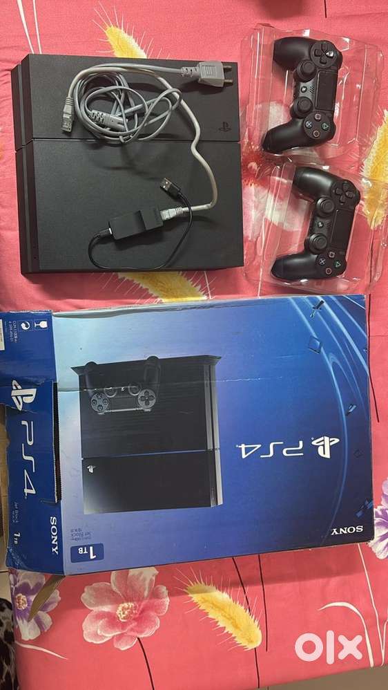 Ps4 1 tb with 2 remote
