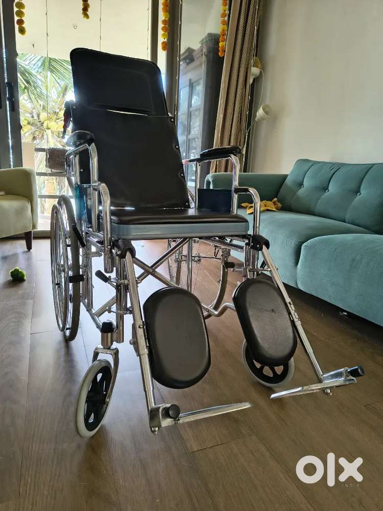 Almost new wheelchair, foldable, full extension, commode seat included
