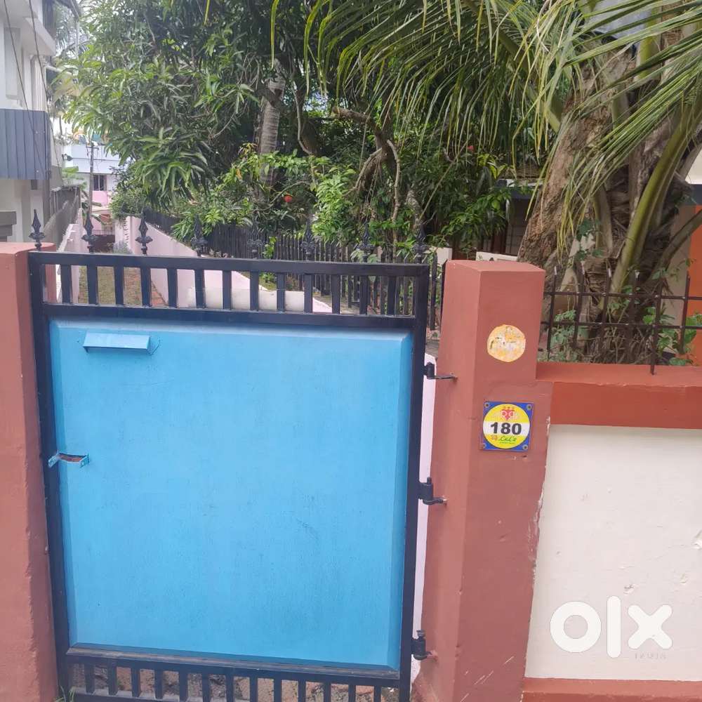 Scooter way house with 1 cent car shed near to the way