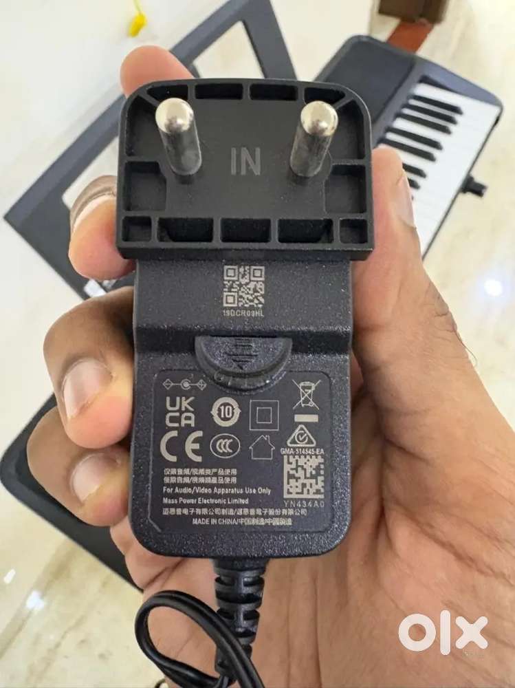 Yamaha PSR-E383 Keyboard with Stand & Cover