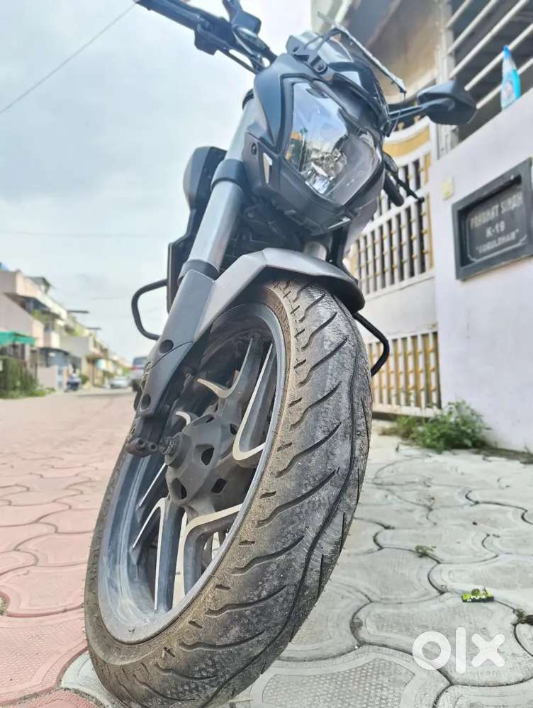BAJAJ DOMINAR 400 ( SHOWROOM CONDITION)