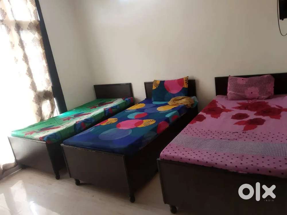 NO BROKERAGE 500+ Boys PGs with meals & amenities in Noida!