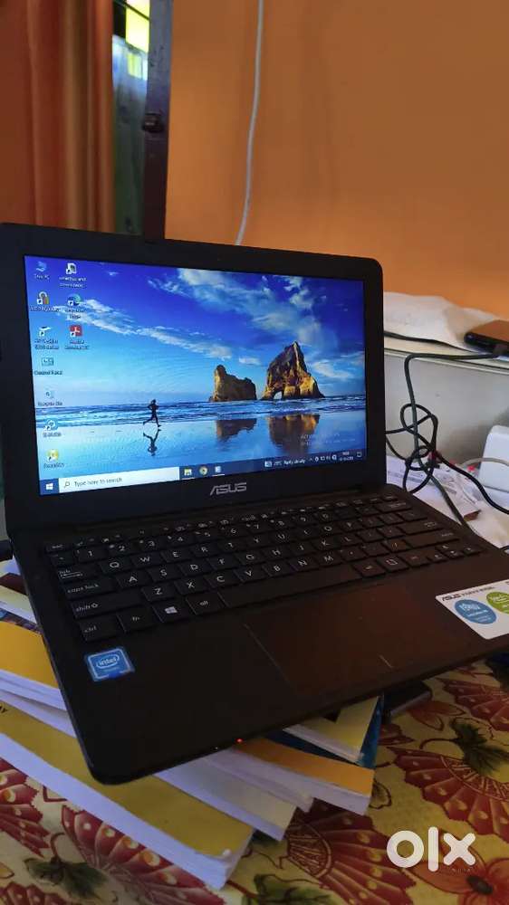 ASUS 11.6 INCH SUPERB MINI PORTABLE LAPTOP IN NEW TYPE CONDITION