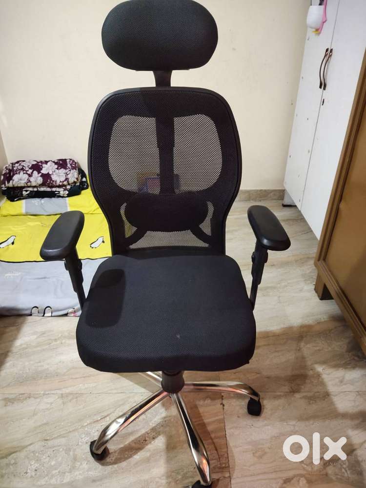 Office Chair & Computer Table Set – Excellent Condition  टेबल और चेयर