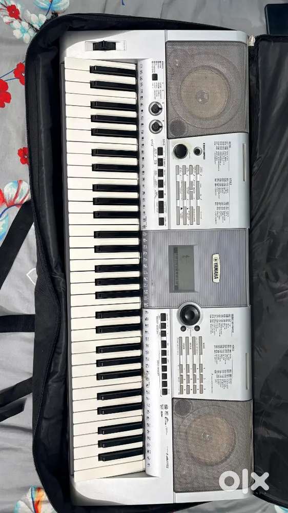 Yamaha PSR i425 piano keyboard