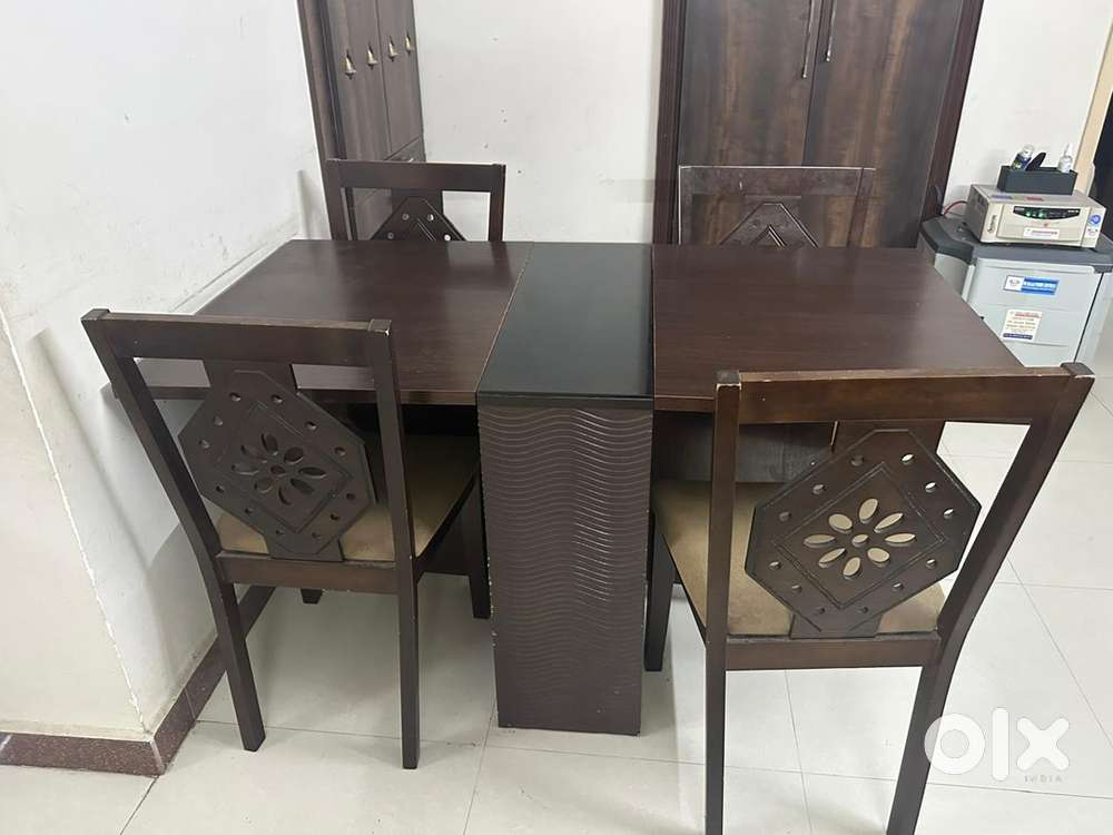 Foldable dining table