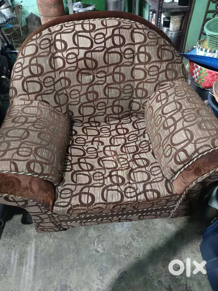 Single Seater Sofa – Good Condition, Comfortable & Durable