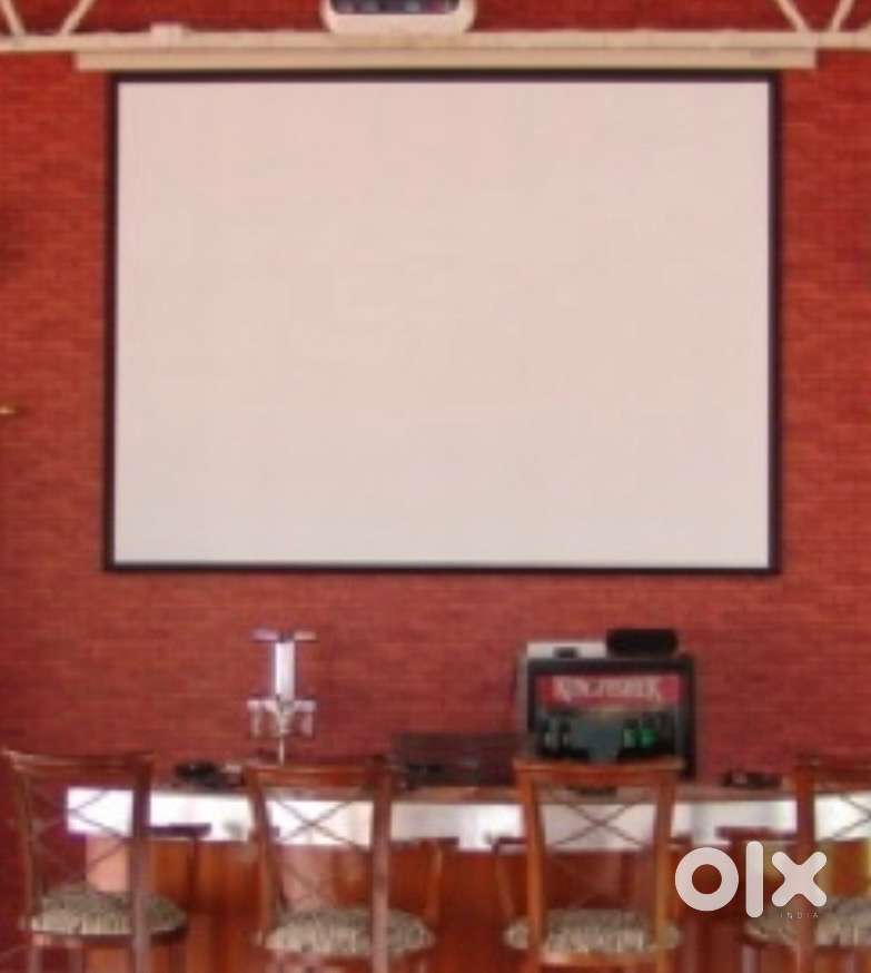 Motorised projector screen 120