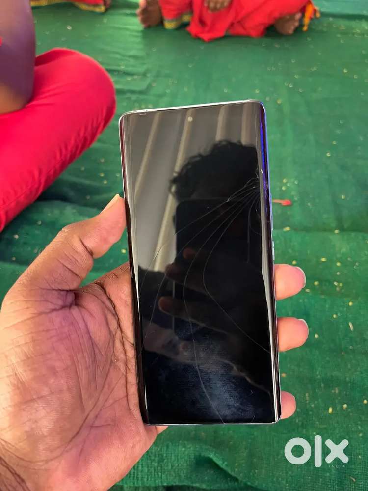 Vivo V27 8GB 128GB for sell Crack on screen but working parfect