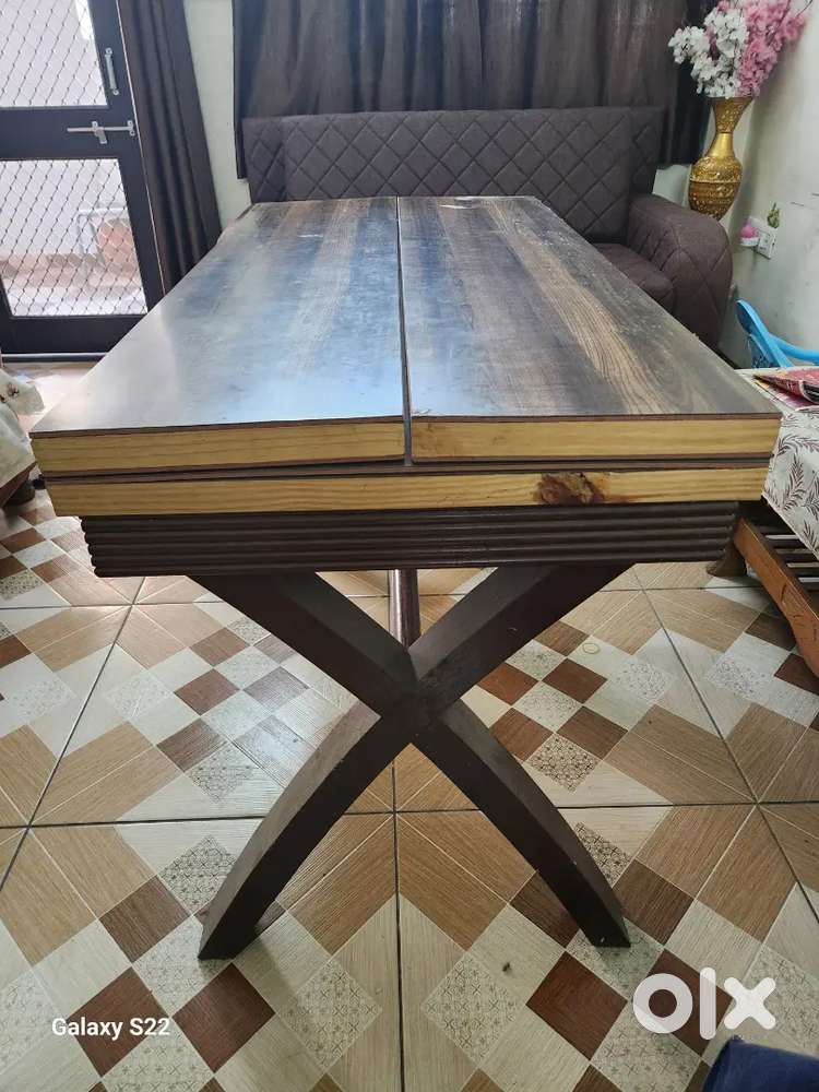 Dining table with 4 cusion chairs