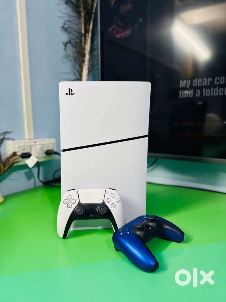 Ps5 slim disk with 2 remote 6 month old