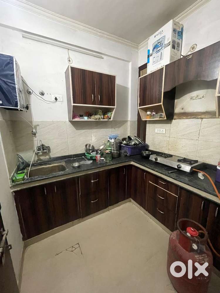 A 3 bhk pre occupied flat where in 1-2 rooma available,