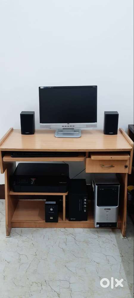 COMPUTER TABLE WITH COMPUTER