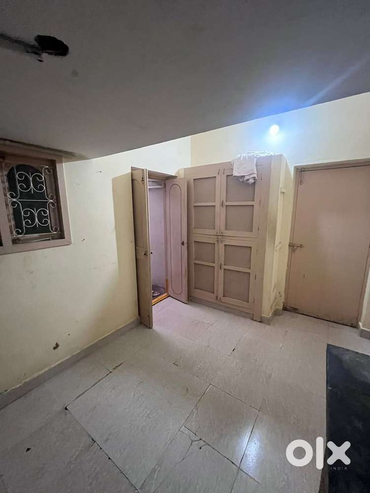 2 single rooms for male working bachelors & students only from 3500-6k