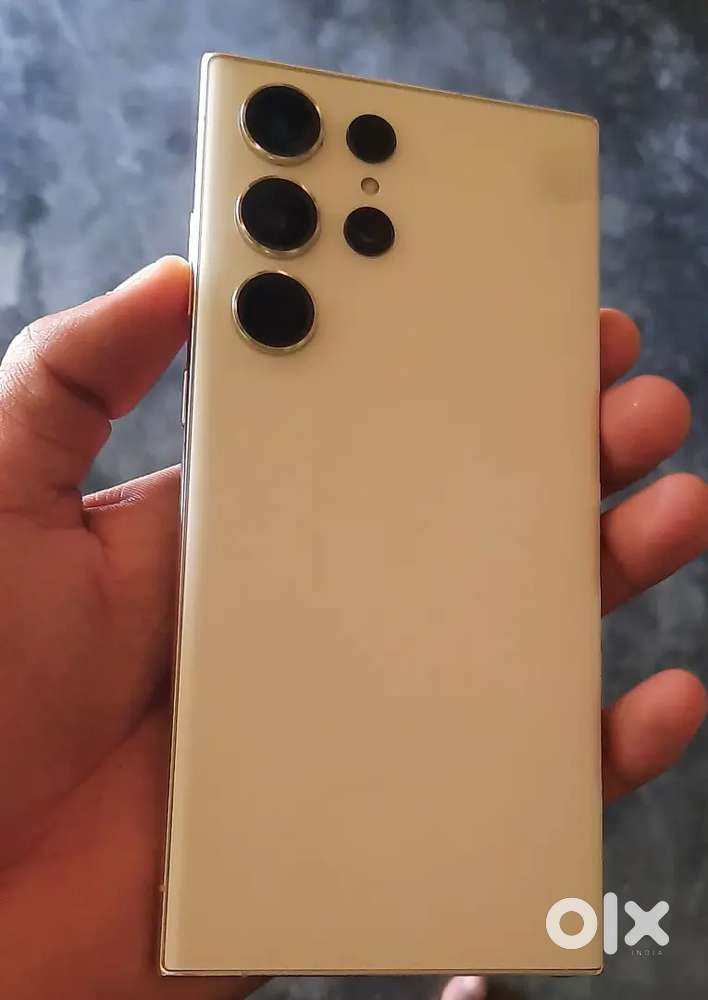Samsung s23 ultra bill box sab hai aur charger bhi ek saal purana hai