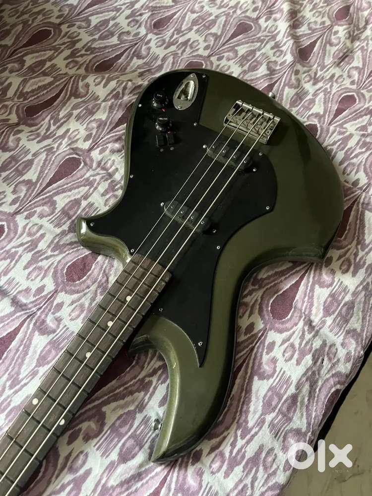 Bass guitar