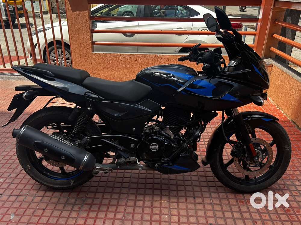 Bajaj Pulsar 220f 2023 less driven 1st Owner