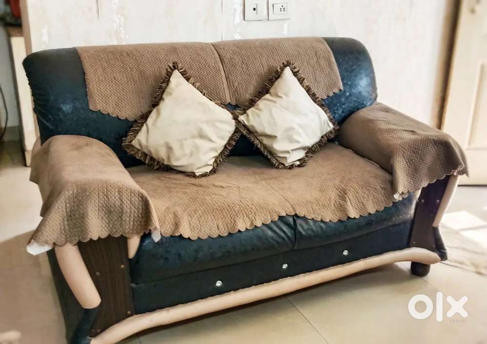 7 seater Sofa (3+2+2) with square centre table & Dewan