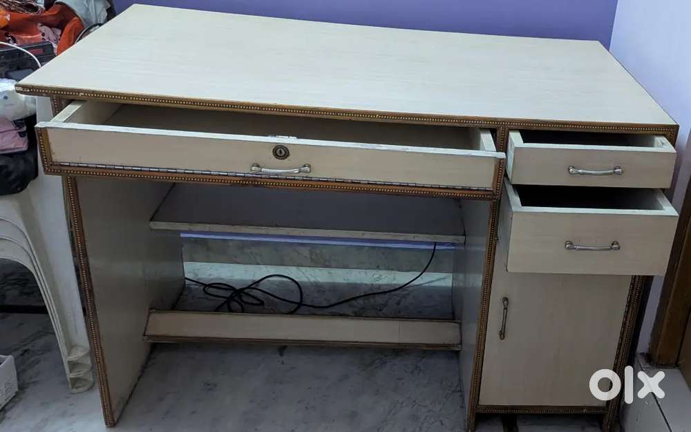 Computer table