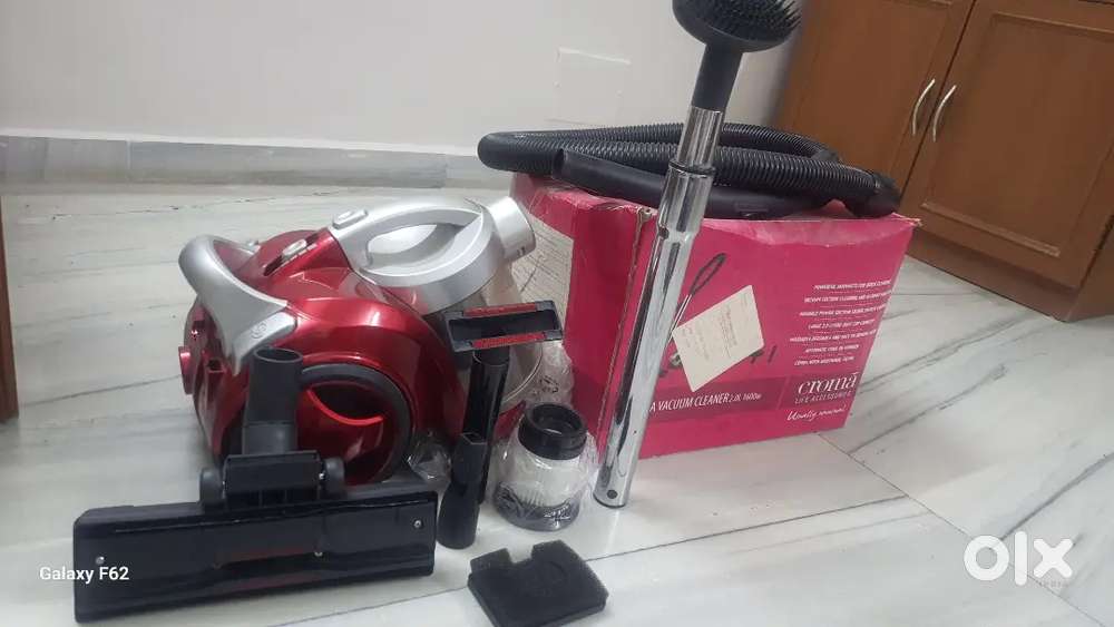 Vaccum Cleaner on Wheels with Multiple Attachments