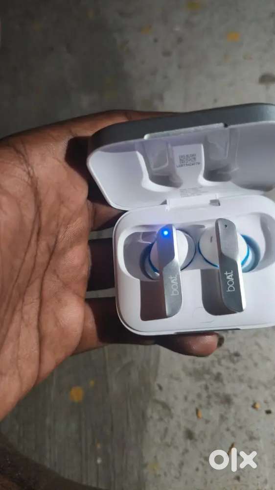 Airpots 800 and boat smart watch combo offer 70%