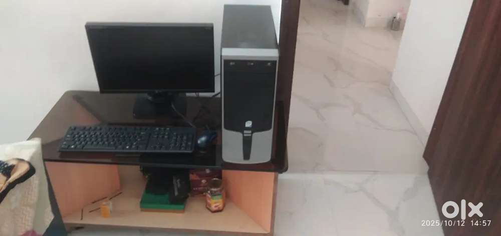 Good condition computer, table and Samsung music player