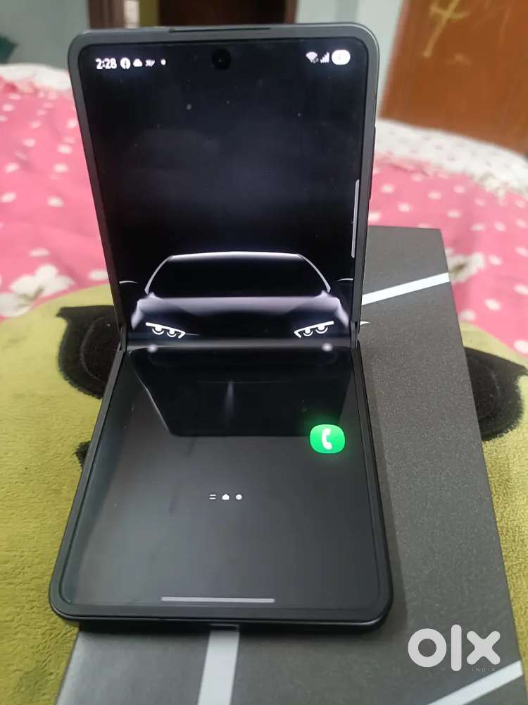 Samsung ZFlip7.. 12 days Old Full box indian
