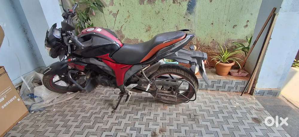 Suzuki gixxer black  red