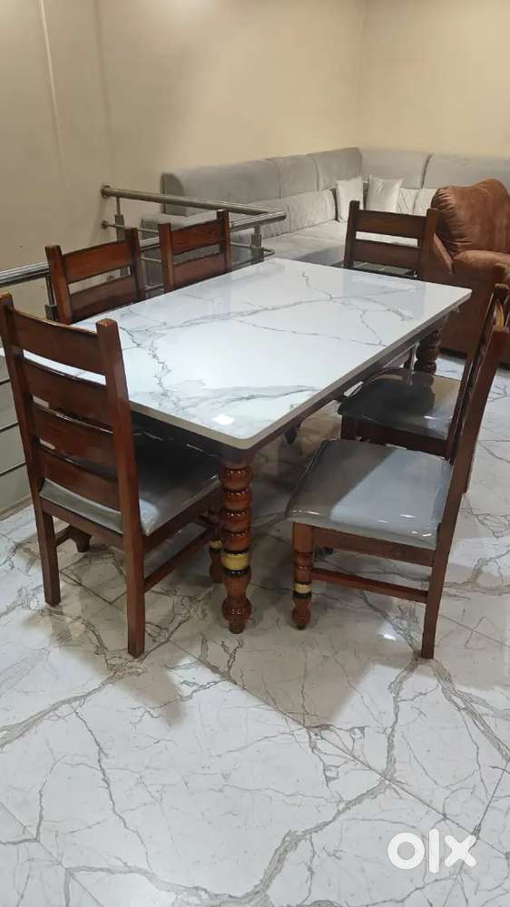 Luxury model dining table available in starf furnitur