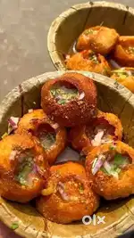 Pani Puri banana hai,  bechna hai aur rahna khana sab free