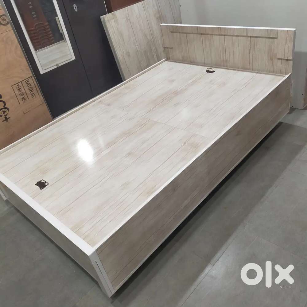 बेड न्यू बेचना है साइज 6/4