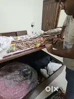 Hydraulic Queen Bed with mattress