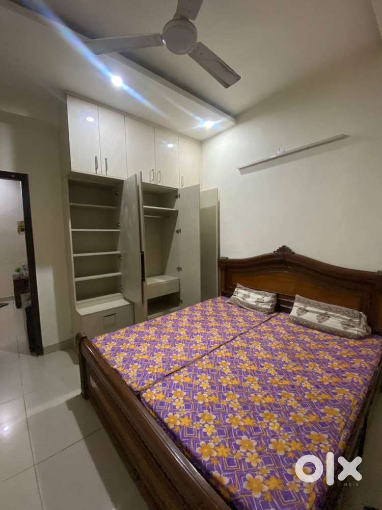 Sharing flat for boy 1bhk with lift gated society peermuchala