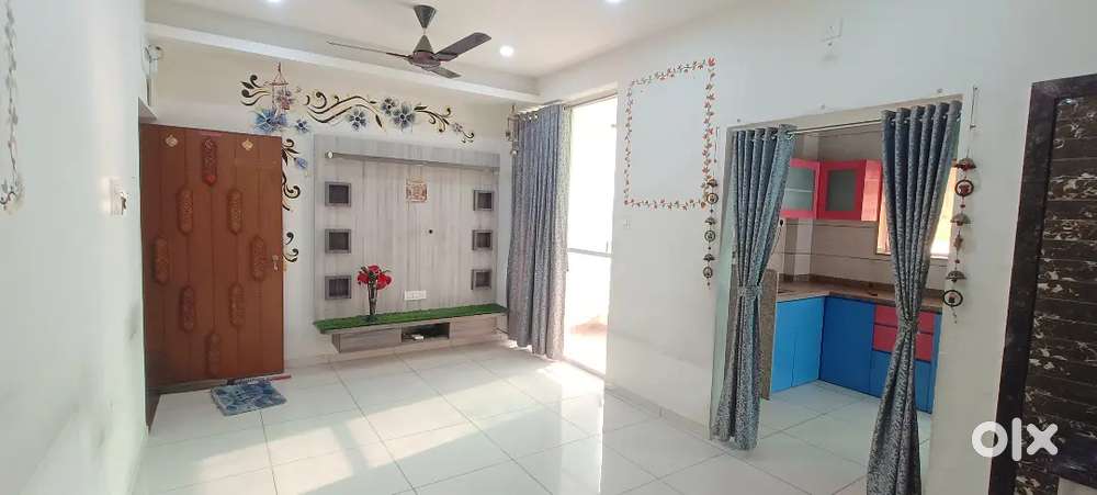 In hole T V unit,Whit big balcony,2 fan 4 light