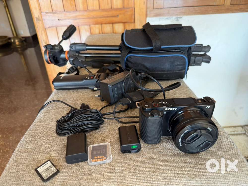 SonyZV-E10camera with 2battery,2sdcard,selfoperatingstick,stand,mic