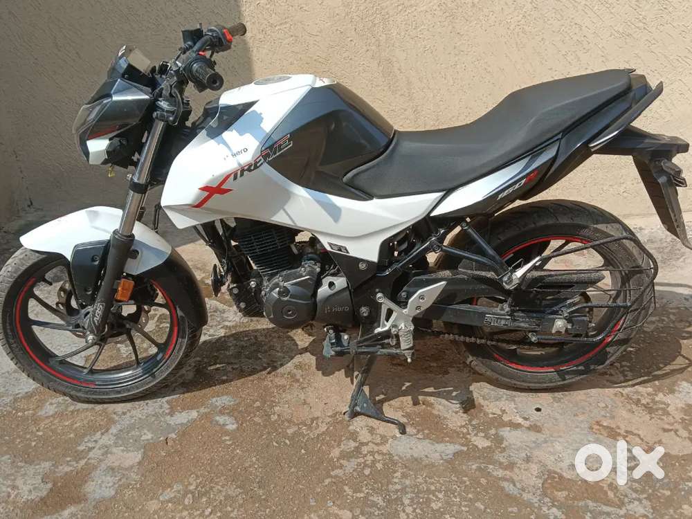 Bank dwara keechi hui gadi