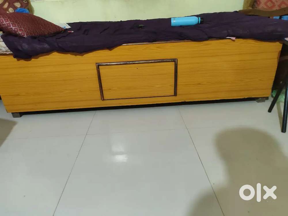 Saguvani wooden bed
